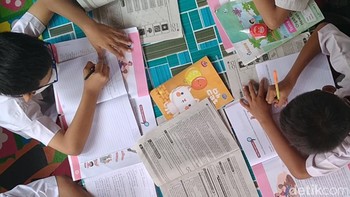 Belajar dari rumah pada masa pandemi Corona bukan artinya harus boros kuota. Kalau mau tanpa kuota bisa kok, yaitu dengan teknologi radio komunitas. (Robby Bernardi/detikcom)