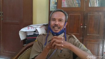 Kepala Sekolah SDN 1 Tegalontar, Yoso mengatakan hanya 50 persen siswa yang punya smartphone. Ini jadi alasan mereka beralih ke teknologi radio (Robby Bernardi/detikcom)