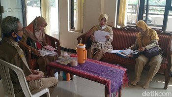 Para guru mempersiapkan bahan pelajaran. Mereka mengajar bergantian dengan cara siaran radio (Robby Bernardi/detikcom)