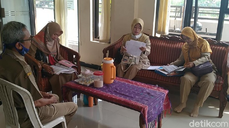 Belajar dari Rumah Pakai Radio Komunitas di Pekalongan