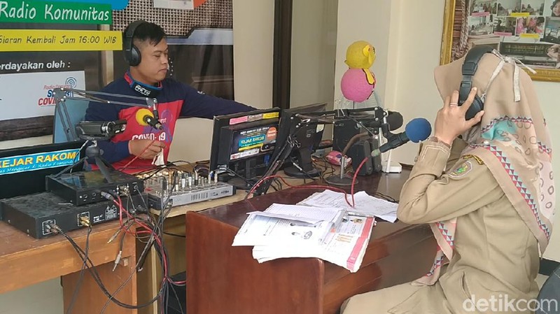 Belajar dari Rumah Pakai Radio Komunitas di Pekalongan