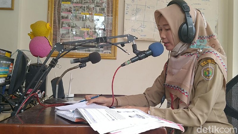 Belajar dari Rumah Pakai Radio Komunitas di Pekalongan