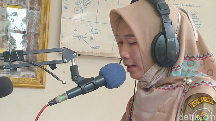 Belajar dari Rumah Pakai Radio Komunitas di Pekalongan