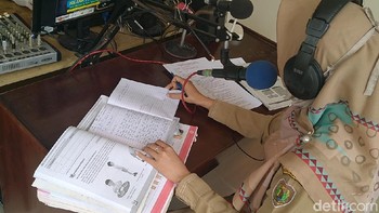 Radio komunitas yang ada bisa menjangkau semua anak-anak sekolah. Bisa pakai radio di rumah atau dari smartphone dengan aplikasi bawaan ponselnya jadi tidak makan kuota (Robby Bernardi/detikcom)