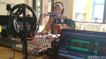 Uci Kursih guru Kelas V SDN 1 Tegalontar mengatakan dirinya harus bisa menyesuaikan dari yang biasanya mengajar bertatap muka kini hanya berhadapan dengan operator radio komunitas (Robby Bernardi/detikcom)