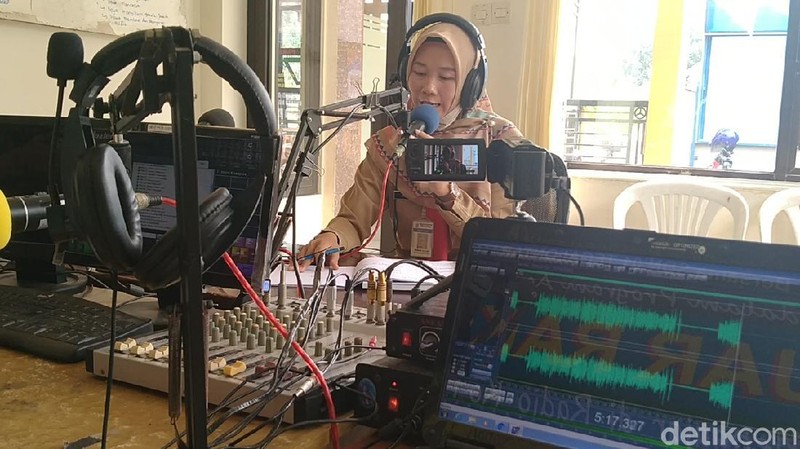 Belajar dari Rumah Pakai Radio Komunitas di Pekalongan