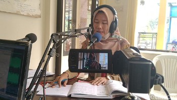 Setiap hari, radio kumunitas ini akan menyiarkan mata pelajaran di sekolah pada pukul 09.00-12.00 WIB. Siaran diulang sore hari. 1 Pelajaran sekitar 30 menit siaran (Robby Bernardi/detikcom)