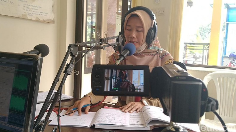 Belajar dari Rumah Pakai Radio Komunitas di Pekalongan