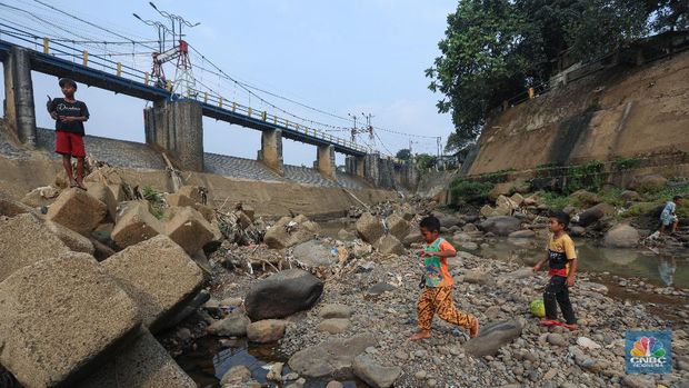 Bendung Katulampa yang Mengalami Penyusutan Debit Air, Kota Bogor, Jawa Barat, Senin (3/8/2020). (վ/ Andrean Kristianto)