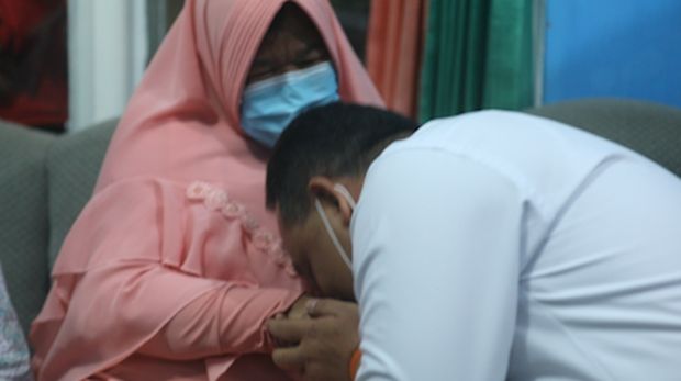 Kepala BP2Mi Benny Rhamdani mencium tangan Etty Toyib