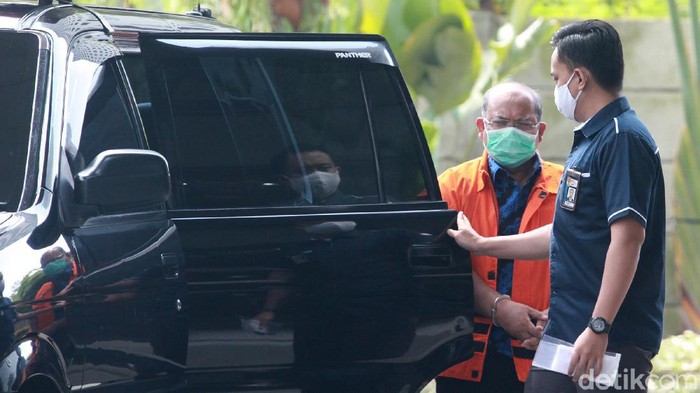Penyidik KPK kembali memanggil Bupati nonaktif Kutai Timur (Kutim) Ismunandar terkait dugaan suap pekerjaan infrastruktur.