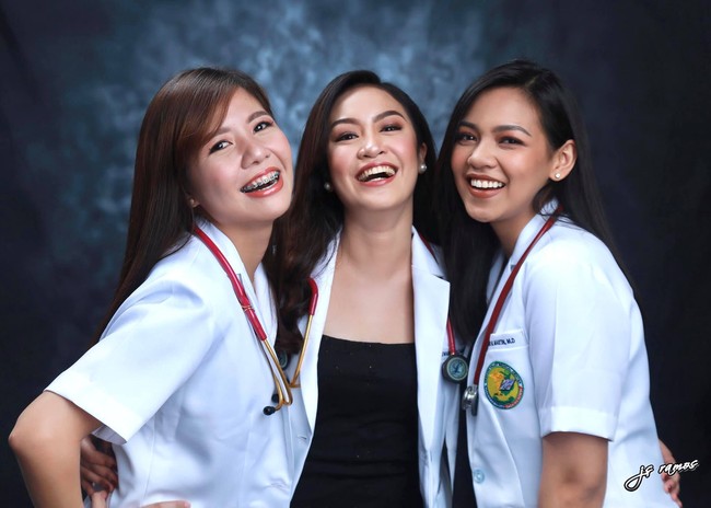 Sebuah postingan Facebook yang dibuat wanita bernama Ching Macarubbo jadi viral belakangan. Unggahan tersebut menunjukkan bagaimana ia dan tiga sahabatnya sama-sama baru lulus jadi dokter. Pertemanan tiga wanita cantik ini pun dinilai inspiratif. Foto: Facebook Ching Macarubbo