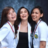 Sebuah postingan Facebook yang dibuat wanita bernama Ching Macarubbo jadi viral belakangan. Unggahan tersebut menunjukkan bagaimana ia dan tiga sahabatnya sama-sama baru lulus jadi dokter. Pertemanan tiga wanita cantik ini pun dinilai inspiratif. Foto: Facebook Ching Macarubbo