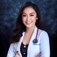 Di Filipina, biasanya memang butuh sembilan tahun untuk para mahasiswa kedokteran bisa benar-benar lulus dan mendapatkan lisensi untuk merawat pasien. Untuk perjalanan yang panjang itu, tentu Macarubbo juga berterima kasih kepada orangtua mereka. Foto: Facebook Ching Macarubbo