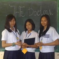 Dalam postingan itu, Ching Macarubbo menunjukkan glow up persahabatan mereka. Di foto awal menunjukkan mereka adalah tiga siswa SMA yang bermimpi jadi dokter. Mereka bahkan melakukan pemotretan sederhana dengan tulisan The Doctors di papan tulis. Foto: Facebook Ching Macarubbo