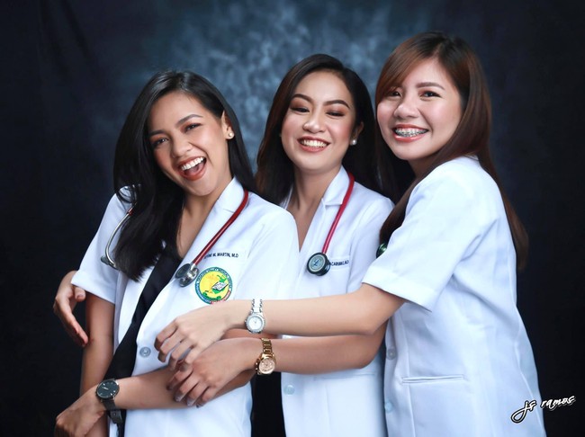 Sembilan tahun berlalu, impian ketiganya pun jadi kenyataan. Ching Macarubbo mengatakan jika foto jadul itu menjadi fondasi dari impian mereka yang akhirnya terwujud. Tahun 2011, tahun di mana kami lulus SMA. Tidak pernah aku membayangkan aku lulus bersama lagi dengan dua orang ini, kami juga tidak pernah bicara ingin pergi ke kampus yang sana. Kami baru mendapati kami mendaftar di kampus yang sama nantinya, Foto: Facebook Ching Macarubbo