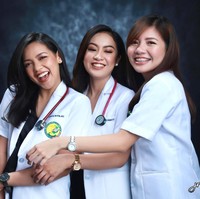 Sembilan tahun berlalu, impian ketiganya pun jadi kenyataan. Ching Macarubbo mengatakan jika foto jadul itu menjadi fondasi dari impian mereka yang akhirnya terwujud. Tahun 2011, tahun di mana kami lulus SMA. Tidak pernah aku membayangkan aku lulus bersama lagi dengan dua orang ini, kami juga tidak pernah bicara ingin pergi ke kampus yang sana. Kami baru mendapati kami mendaftar di kampus yang sama nantinya, Foto: Facebook Ching Macarubbo