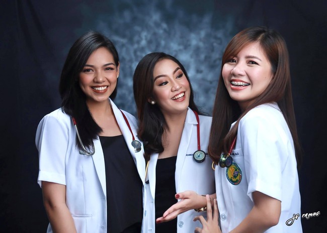 Sekarang sembilan tahun dari hari itu, inilah kami, menjalani visi kami. Memang benar, masa depan adalah untuk orang-orang yang percaya pada keindahan dari mimpi mereka. Aku tidak akan bisa bertahan untuk kuliah kedokteran tanpa kalian berdua, tulis Macarubbo. Foto: Facebook Ching Macarubbo