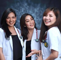 Sekarang sembilan tahun dari hari itu, inilah kami, menjalani visi kami. Memang benar, masa depan adalah untuk orang-orang yang percaya pada keindahan dari mimpi mereka. Aku tidak akan bisa bertahan untuk kuliah kedokteran tanpa kalian berdua, tulis Macarubbo. Foto: Facebook Ching Macarubbo