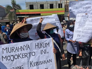Warga Ngeluruk Kejari Mojokerto Tolak Penahanan Kades Lebakjabung
