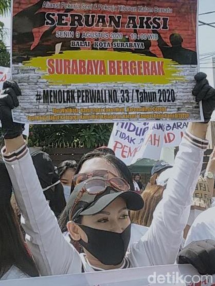 Ratusan pekerja hiburan malam di Surabaya demo di depan balai kota. Ada sejumlah teriakan orator yang mencuri perhatian.