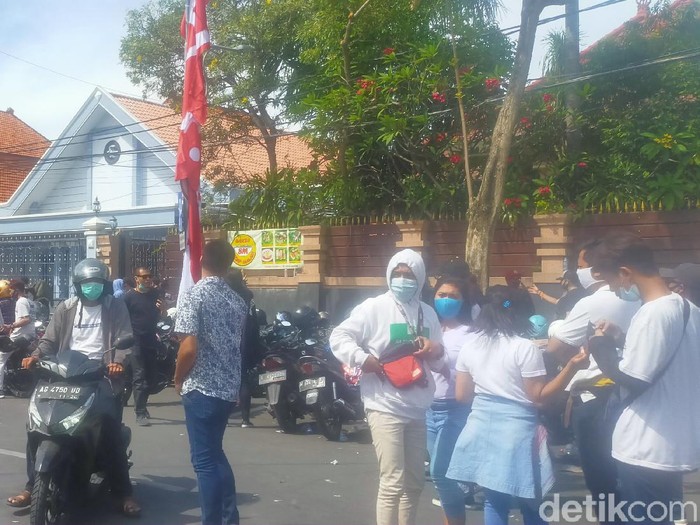 Pekerja hiburan malam yang berdemo di depan Balai Kota Surabaya sudah membubarkan diri meski pemkot tidak mengizinkan mereka buka malam ini. Mereka akan menggelar aksi serupa pada Kamis (6/7).