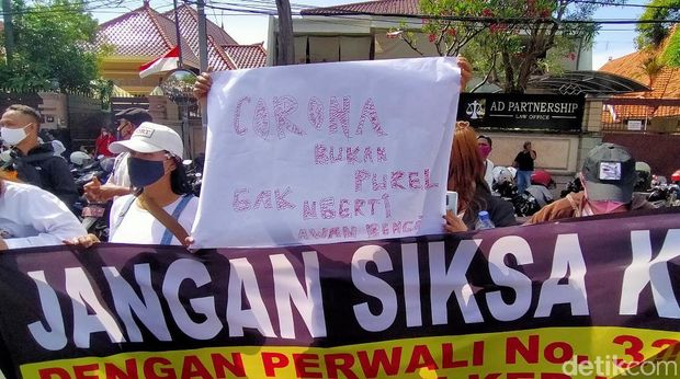 Ratusan pekerja hiburan malam di Surabaya demo di depan balai kota. Ada sejumlah teriakan orator yang mencuri perhatian.