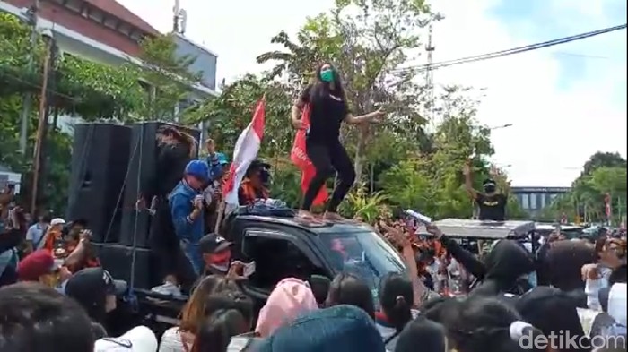 Pekerja hiburan malam demo di Balai Kota Surabaya menuntut revisi Perwali No 33 Tahun 2020. Demo sempat diwarnai aksi dugeman.