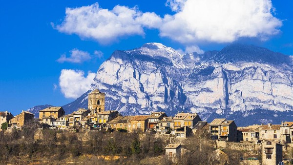 Terletak di utara Spanyol, desa Ainsa begitu memukau wisatawan. Traveler yang berkunjung ke sini harus mengunjungi Gereja Santa Maria yang jadi ikon desa Ainsa. Gereja tersebut sudah ada sejak abad ke-11. (Getty Images/iStockphoto/Freeartist) Terletak di utara Spanyol, desa Ainsa begitu memukau wisatawan. Traveler yang berkunjung ke sini harus mengunjungi Gereja Santa Maria yang jadi ikon desa Ainsa. Gereja tersebut sudah ada sejak abad ke-11. (Getty Images/iStockphoto/Freeartist)