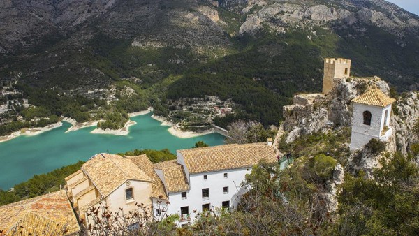 Sekitar 25 kilometer dari Benidorm, ada sebuah desa dengan pemandangan yang spektakuler di Spanyol bernama Guadalest. Dari desa di atas tebing ini tersaji pemandangan  laut yang cantik. (Getty Images/iStockphoto/chrisdorney)