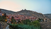 Berada di tengah-tengah pegunungan Sierra de Albarracin ada sebuah desa cantik dengan nama sama, yatu desa Albarracin. Saking cantiknya, desa yang dideklarasikan sebagai situs sejarah pada tahun 1961 ini juga diakui sebagai situs warisan dunia UNESCO. (Getty Images/iStockphoto/vituzzo6776)