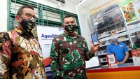 Direktur Hubungam Kelembagaan dan BUMN Bank BRI Agus Noorsanto bersama Pangdam Jaya Mayjen TNI Eko Margiono menjajal transaksi dengan menggunakan uang elektronik Nasional, Link Aja di lingkungan koperasi Komando Daerah Militer (kodam) Jaya dalam rangkaian acara Kodam Goes Digital, Jakarta Timur, Senin (3/8/2020). Foto: dok. BRI