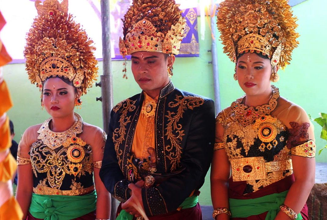 Seorang pria di Buleleng, Bali I Made Sukartayasa (39) membuat sejumlah orang tercengang. Sukartayasa menikahi 2 orang wanita Luh Kariasih (29) dan Komang Sri Parwati (25) secara bersamaan.
