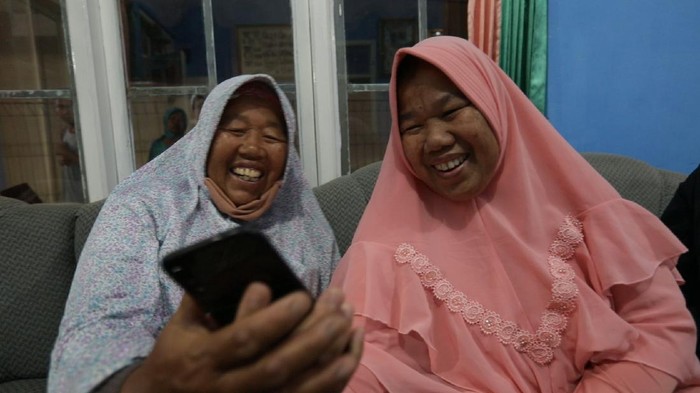 Etty Toyib dan kakaknya, Engkoy (jilbab putih), menerima video call dari Agus Maftuh Abegebriel, Dubes RI di Arab Saudi, Jumat (31/7/2020)