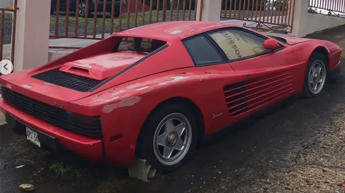 Ferrari Testarossa tak terurus.