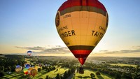 Balon udara beragam warna tampak meramaikan festival balon udara di kawasan Bristol tersebut.