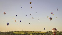 Balon udara beraneka warna menghiasi langit kawasan Bristol, Inggris, Senin (3/8/2020).