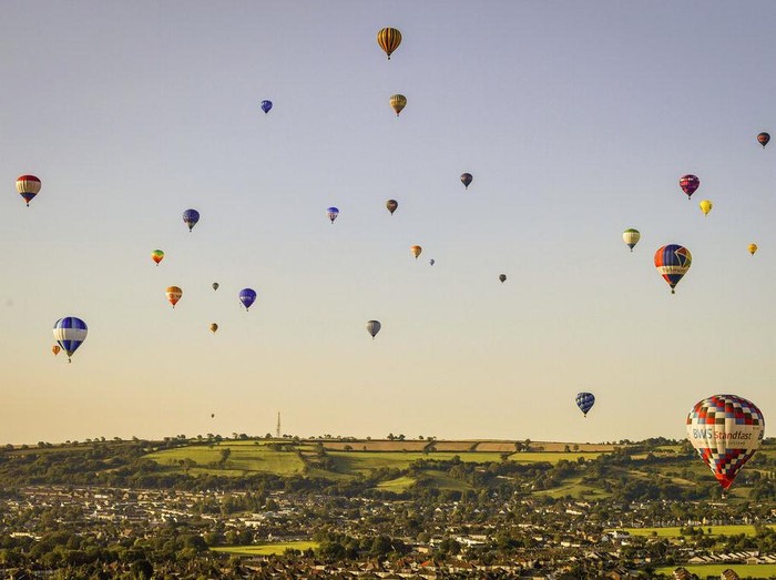 Festival Balon Udara di Inggris Digelar Saat Pandemi Bristol International Balloon Fiesta digelar di tengah pandemi COVID-19. Festival balon udara di Inggris itu digelar dengan terapkan protokol kesehatan.