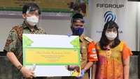 CEO FIFGroup Margono Tanuwijaya (kiri) menyerahkan secara simbolis Tebar Kurban Nusantara kepada Camat Cilandak Mundari (tengah) didampingi oleh Human Capital, General Support And Corporate Communication Director FIFGROUP, Esther Sri Harjati.