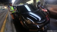 Suasana penerapan ganjil genap di Perempatan Rawamangun, Jakarta Timur, Senin (3/8/2020). 