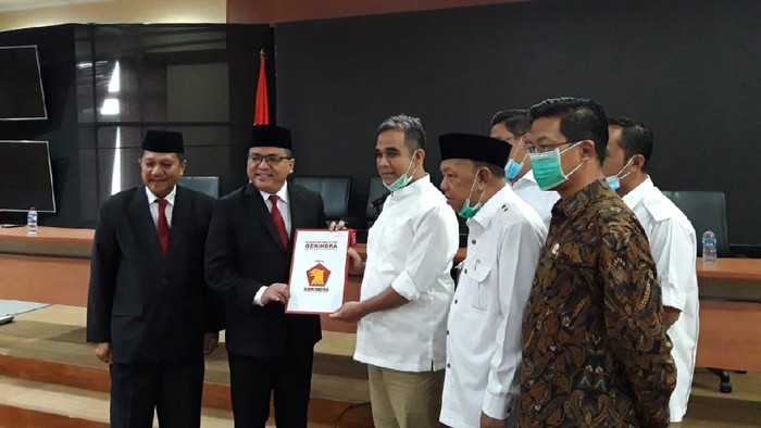 Sekjen Gerindra Muzani menyerahkan surat rekomendasi ke Denny Indrayana untuk maju di Pilgub Kalsel 2020, di DPP Gerindra, Ragunan, Jakarta Selatan, Senin (3/8/2020).