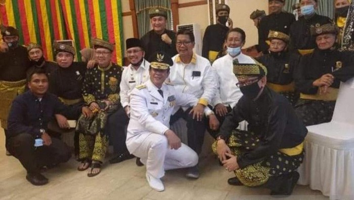 Gubernur Kepri Isdianto foto bersama pengurus Lembaga Adat Melayu di Gedung Daerah Tanjungpinang pada Selasa 28 Juli 2020. (dok. Istimewa via Antara)
