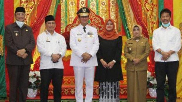 Gubernur Kepri Isdianto foto bersama Wali Kota Tanjungpinang Rahma (pakaian dinas) dan Wali Kota Bat Rudi (kemeja putih paling kanan). (ANTARA/Nikolas Panama)