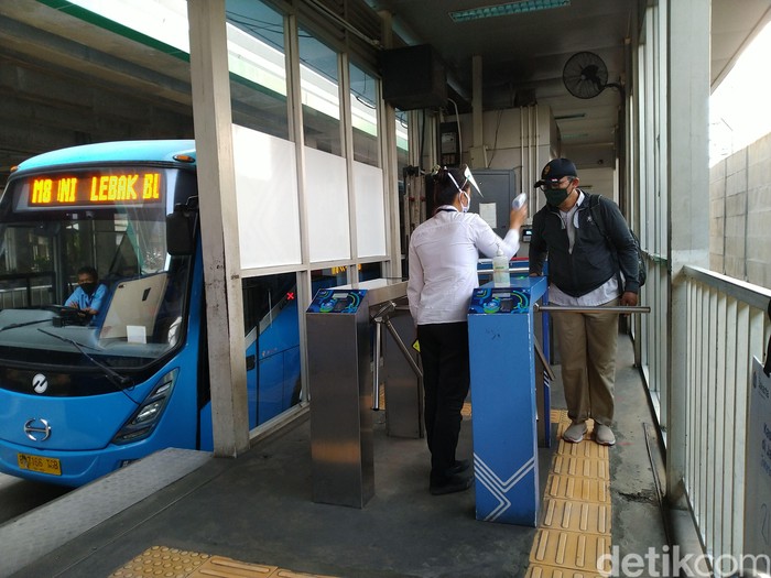 Halte Transjakarta Lebak Bulus, 3 Agustus 2020. (Sachril AB/detikcom)