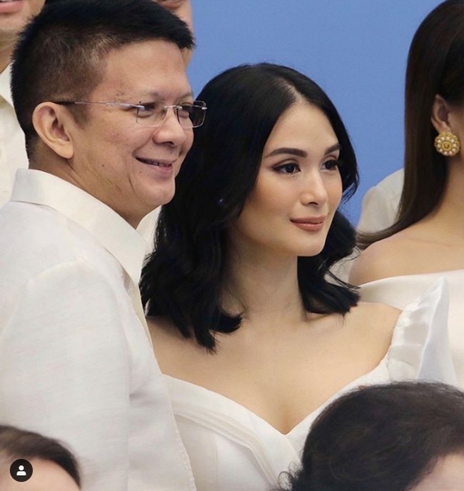 Namun seiring berjalannya waktu, orangtua Heart Evangelista merestui pernikahan putrinya dengan Francis Escudero. Ayah Heart, Rey Ongpauco, mengakui hari-hari ketika dia dan sang putri berseteru sangat berat dilalui. Begitu juga bagi aktris yang mulai berkarier di dunia akting sejak usia 13 tahun itu. Sangat berat bagiku karena memiliki sebuah keluarga yang utuh itu penting untukku jadi saat aku kehilangan keluargaku aku seperti orang yang kehilangan arah, ujarnya. Foto: Instagram @ iamhearte