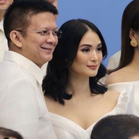 Namun seiring berjalannya waktu, orangtua Heart Evangelista merestui pernikahan putrinya dengan Francis Escudero. Ayah Heart, Rey Ongpauco, mengakui hari-hari ketika dia dan sang putri berseteru sangat berat dilalui. Begitu juga bagi aktris yang mulai berkarier di dunia akting sejak usia 13 tahun itu. Sangat berat bagiku karena memiliki sebuah keluarga yang utuh itu penting untukku jadi saat aku kehilangan keluargaku aku seperti orang yang kehilangan arah, ujarnya. Foto: Instagram @ iamhearte