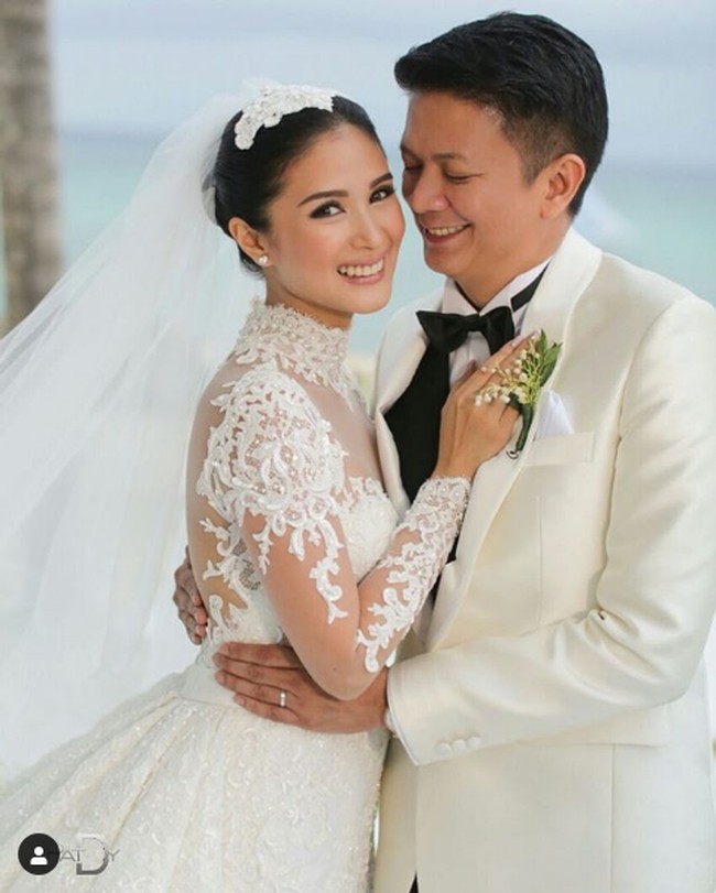 Kontroversi pernikahan Heart Evangelista dan Francis Escudero tak hanya soal pesta mewah saja. Sebelum naik pelaminan, kehidupan cinta mereka pun dihempas badai. Kedua orangtua Heart menentang habis hubungan cinta putrinya dan sang politikus. Keduanya bahkan menggelar jumpa pers untuk menentang ketidaksetujuan mereka. Foto: Instagram @ iamhearte