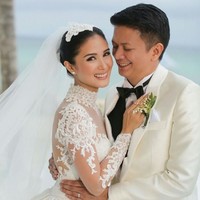 Kontroversi pernikahan Heart Evangelista dan Francis Escudero tak hanya soal pesta mewah saja. Sebelum naik pelaminan, kehidupan cinta mereka pun dihempas badai. Kedua orangtua Heart menentang habis hubungan cinta putrinya dan sang politikus. Keduanya bahkan menggelar jumpa pers untuk menentang ketidaksetujuan mereka. Foto: Instagram @ iamhearte