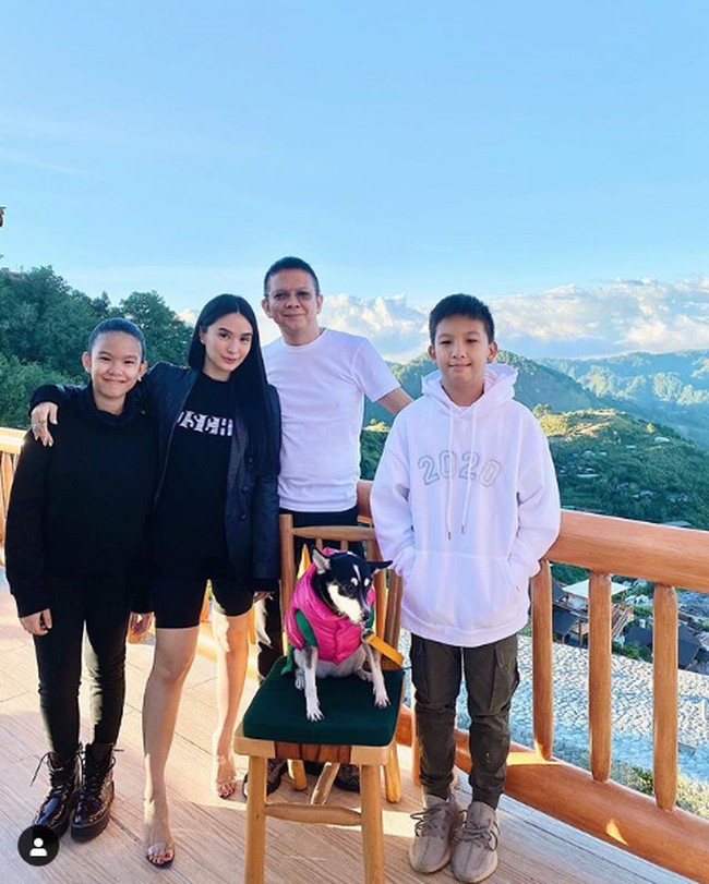 Selain kehidupannya yang selalu dihiasi barang bermerek, Heart Evangelista juga kerap memamerkan kemesraannya dengan sang suami politikus Filipina yang usianya 15 tahun lebih tua darinya serta berstatus duda, Senator Francis Escudero. Dari pernikahannya ini Heart sempat hamil namun kemudian mengalami keguguran. Dia kini memilih menikmati kehidupannya berdua bersama sang suami yang sudah memiliki dua anak dari pernikahannya sebelumnya. Foto: Instagram @ iamhearte