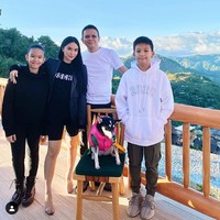 Selain kehidupannya yang selalu dihiasi barang bermerek, Heart Evangelista juga kerap memamerkan kemesraannya dengan sang suami politikus Filipina yang usianya 15 tahun lebih tua darinya serta berstatus duda, Senator Francis Escudero. Dari pernikahannya ini Heart sempat hamil namun kemudian mengalami keguguran. Dia kini memilih menikmati kehidupannya berdua bersama sang suami yang sudah memiliki dua anak dari pernikahannya sebelumnya. Foto: Instagram @ iamhearte